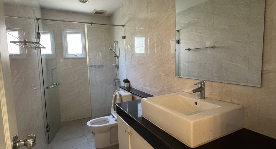 Casa en alquiler de 4 habitaciones en Bang Lamung, Chonburi