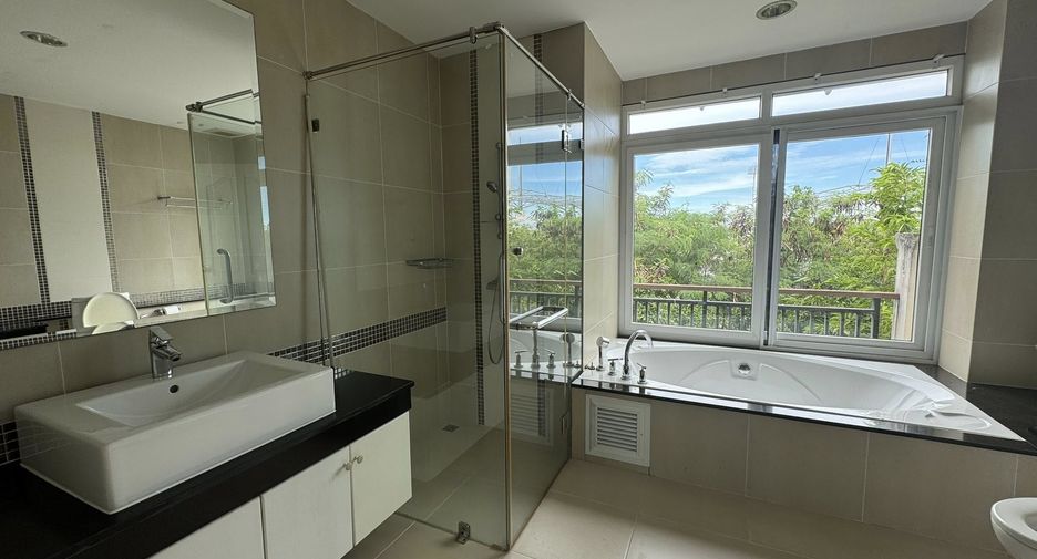 Casa en alquiler de 4 habitaciones en Bang Lamung, Chonburi