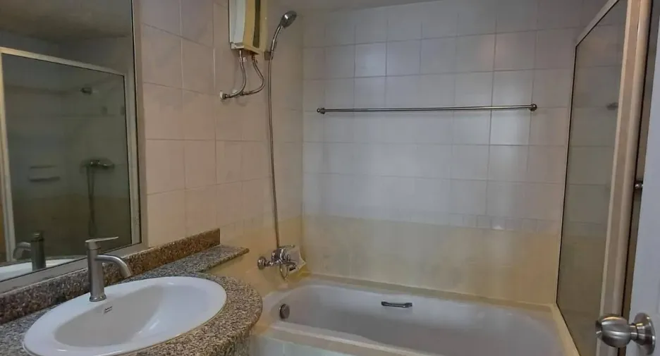 For rent 3 bedrooms condo in Pathum Wan, Bangkok