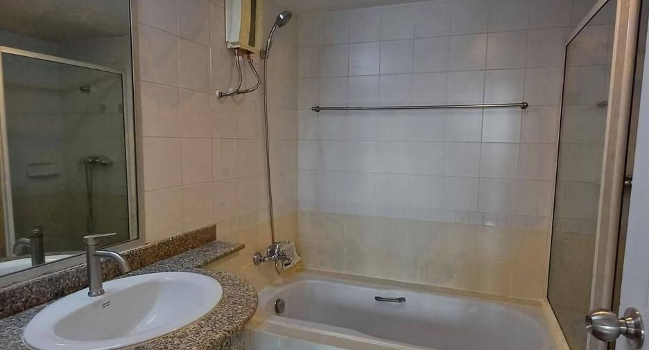 For rent 3 bedrooms condo in Pathum Wan, Bangkok