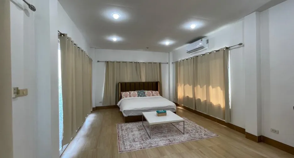 For rent 4 bedrooms retail Space in Mueang Phuket, Phuket