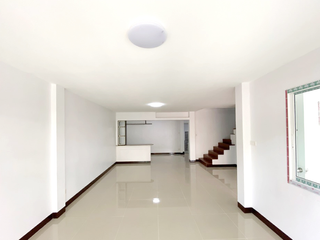 Casa adosada en venta de 3 habitaciones en Mueang Rayong, Rayong