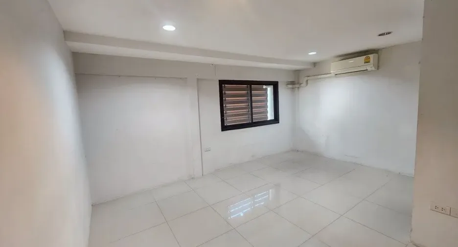 For rent 4 bedrooms retail Space in Khlong Toei, Bangkok