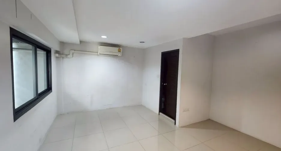 For rent 4 bedrooms retail Space in Khlong Toei, Bangkok