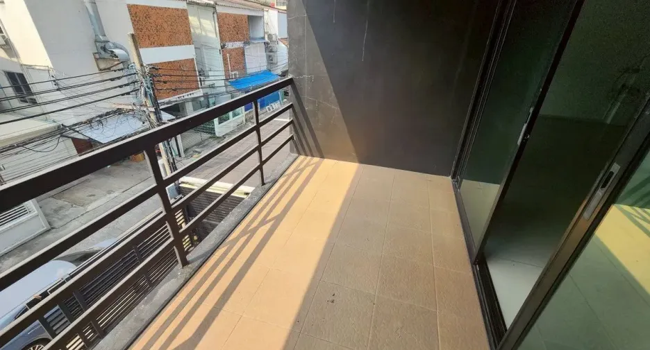 For rent 4 bedrooms retail Space in Khlong Toei, Bangkok