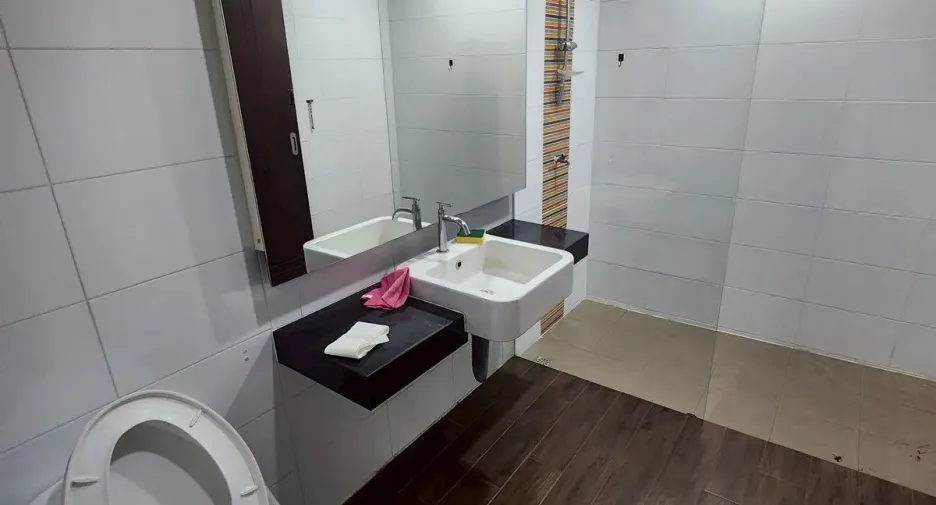For rent 4 bedrooms retail Space in Khlong Toei, Bangkok