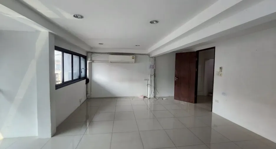 For rent 4 bedrooms retail Space in Khlong Toei, Bangkok