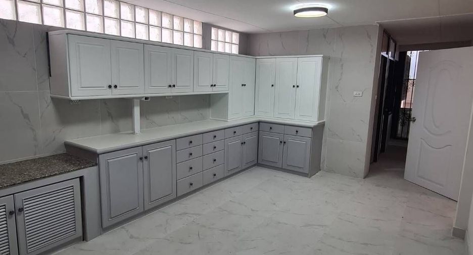 For rent 3 bedrooms house in Bang Kapi, Bangkok