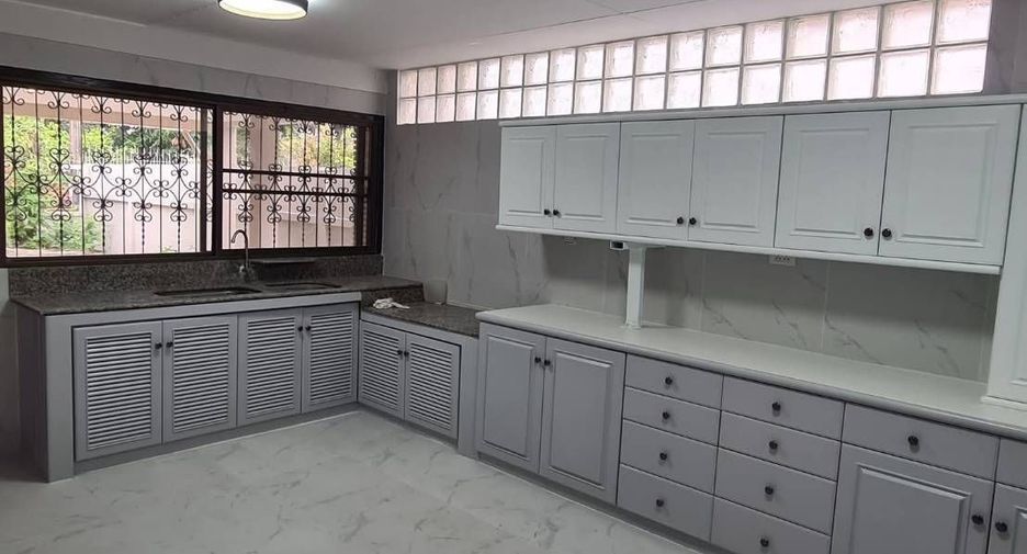 For rent 3 bedrooms house in Bang Kapi, Bangkok
