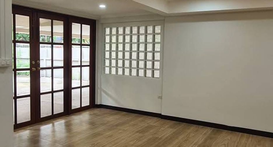 For rent 3 bedrooms house in Bang Kapi, Bangkok