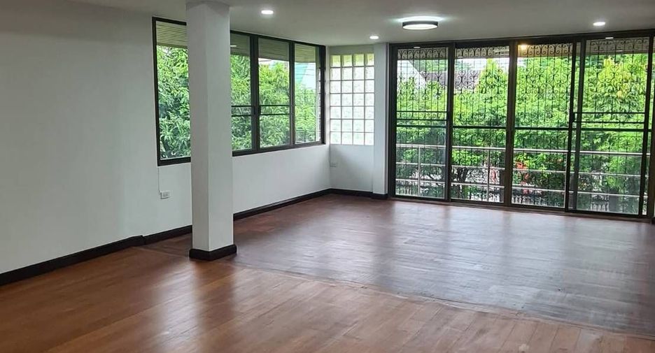 For rent 3 bedrooms house in Bang Kapi, Bangkok
