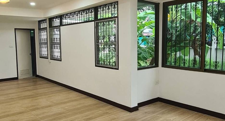 For rent 3 bedrooms house in Bang Kapi, Bangkok