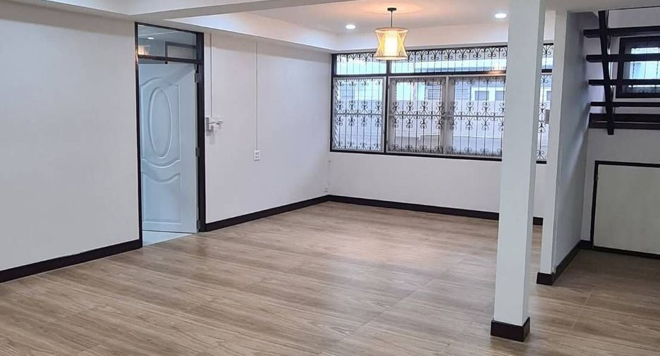 For rent 3 bedrooms house in Bang Kapi, Bangkok