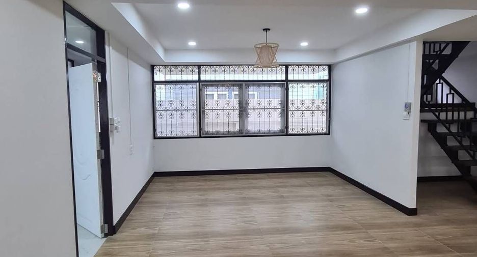 For rent 3 bedrooms house in Bang Kapi, Bangkok