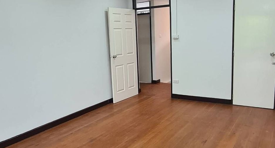 For rent 3 bedrooms house in Bang Kapi, Bangkok