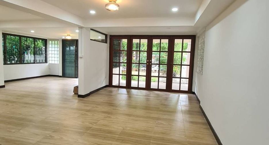 For rent 3 bedrooms house in Bang Kapi, Bangkok