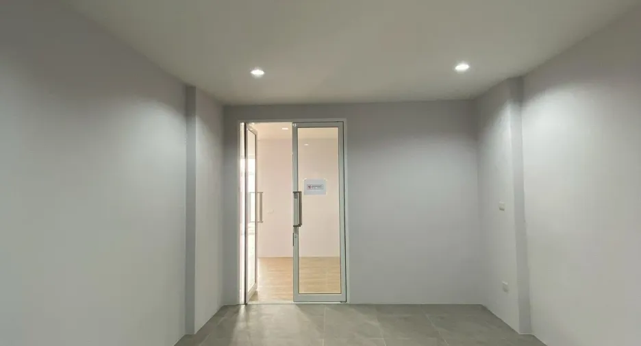 Gewerbefläche zur Miete mit 4 Zimmer in Prawet, Bangkok