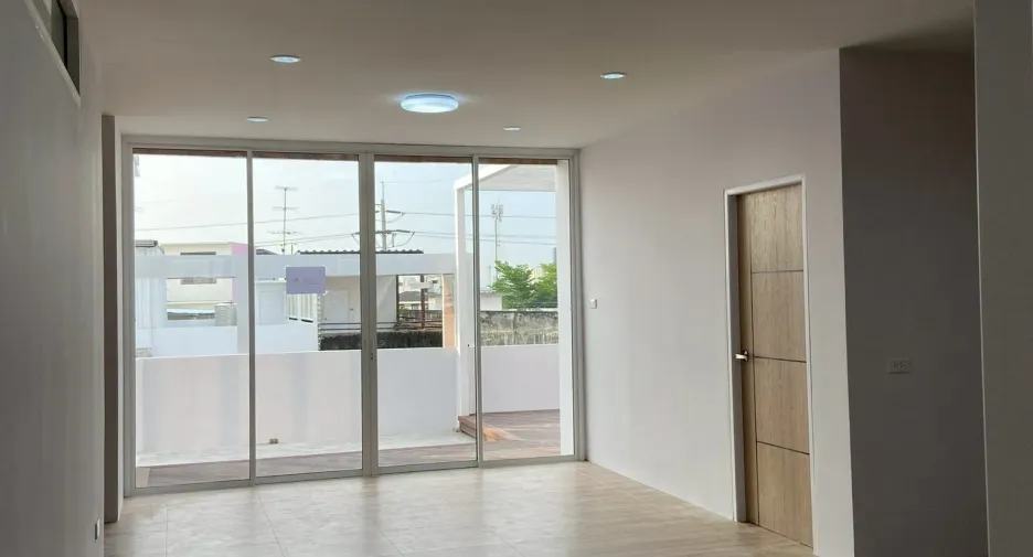 Gewerbefläche zur Miete mit 4 Zimmer in Prawet, Bangkok