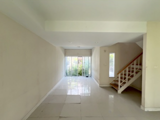 Casa adosada en venta de 3 habitaciones en Bang Phli, Samut Prakan