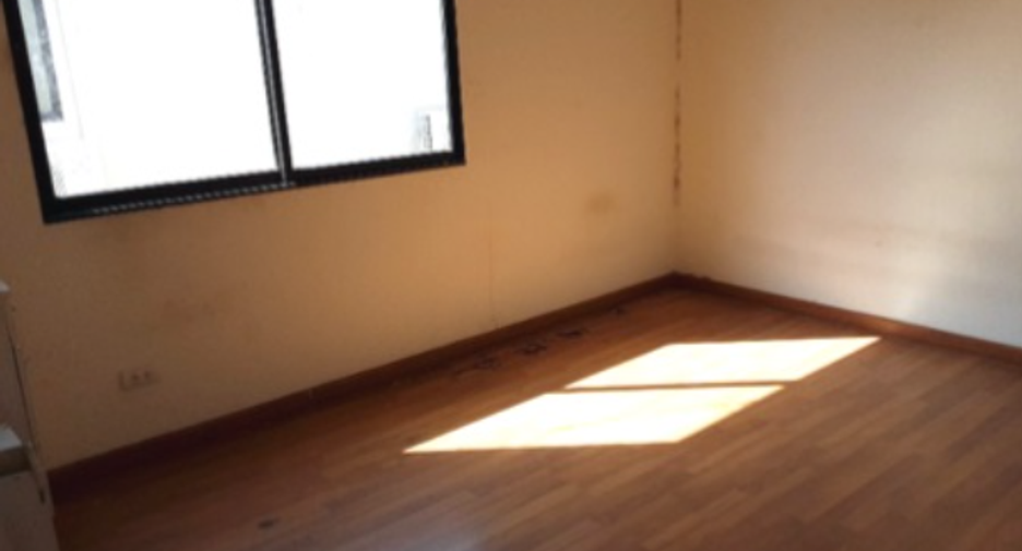 À vendre 2 chambres maison de ville à Phra Samut Chedi, Samut Prakan