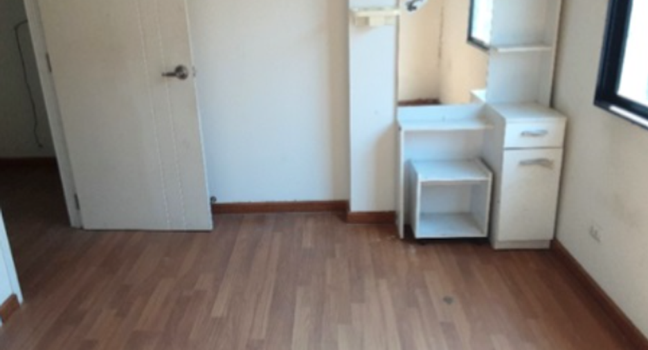 À vendre 2 chambres maison de ville à Phra Samut Chedi, Samut Prakan