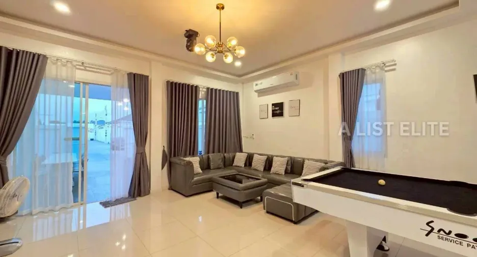 Casa en alquiler de 5 habitaciones en Bang Lamung, Chonburi