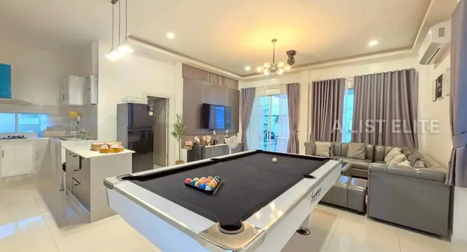 Casa en alquiler de 5 habitaciones en Bang Lamung, Chonburi