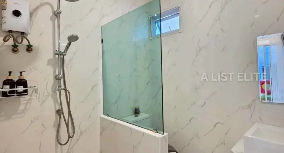 Casa en alquiler de 5 habitaciones en Bang Lamung, Chonburi