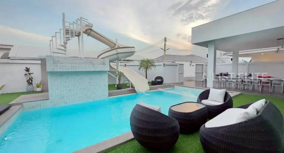 Casa en alquiler de 5 habitaciones en Bang Lamung, Chonburi