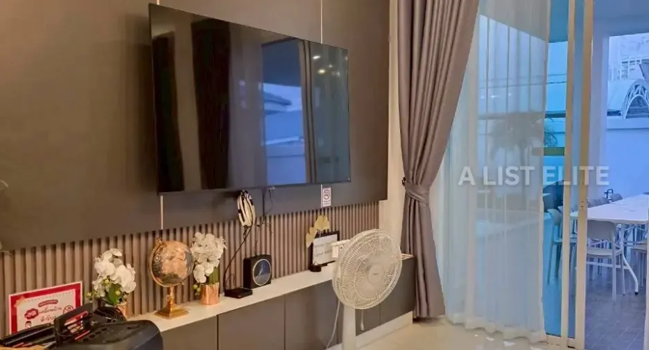 Casa en alquiler de 5 habitaciones en Bang Lamung, Chonburi