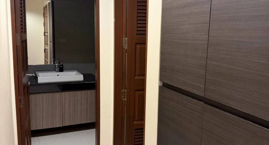 For rent 2 bedrooms condo in Pathum Wan, Bangkok
