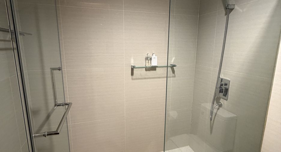 For rent 2 bedrooms condo in Pathum Wan, Bangkok