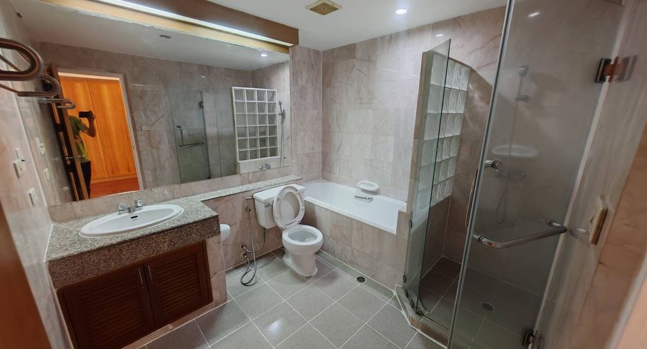 For rent 2 bedrooms apartment in Yan Nawa, Bangkok