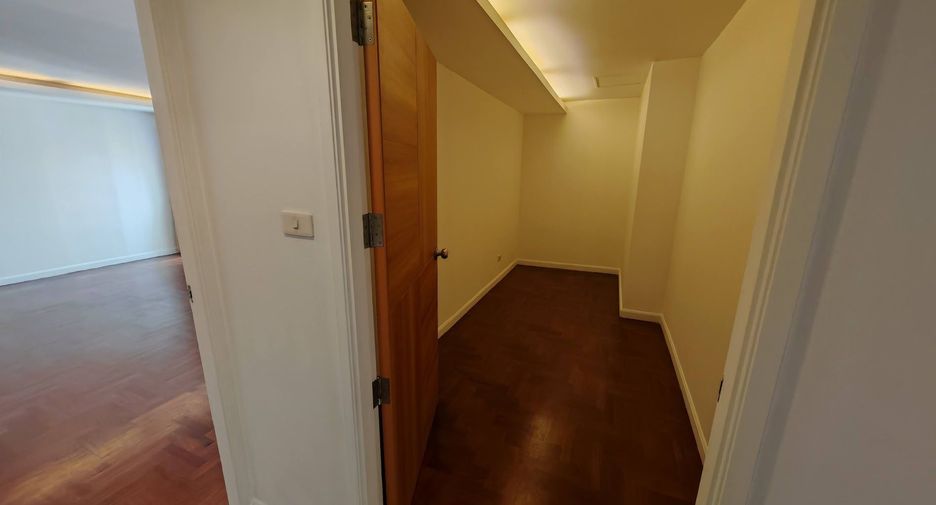 For rent 2 bedrooms apartment in Yan Nawa, Bangkok