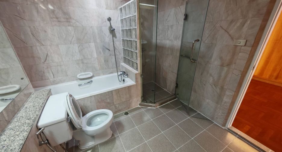 For rent 2 bedrooms apartment in Yan Nawa, Bangkok