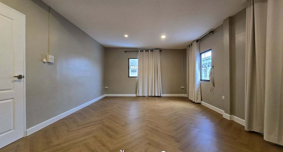For rent 3 bedrooms house in Bang Kapi, Bangkok