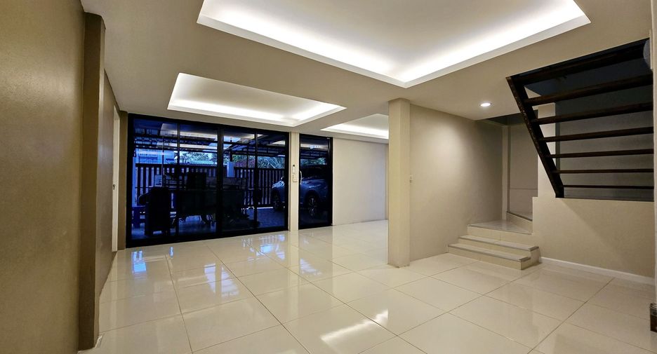 For rent 3 bedrooms house in Bang Kapi, Bangkok