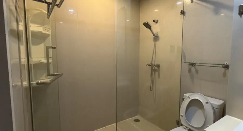 For rent 2 bedrooms condo in Khlong San, Bangkok