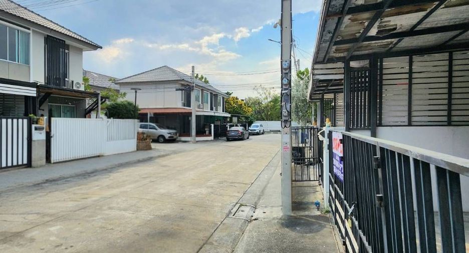 For sale 3 bedrooms townhouse in Bang Khen, Bangkok