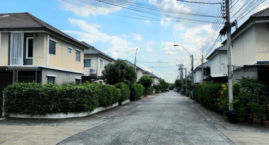 For sale 3 bedrooms townhouse in Bang Khen, Bangkok