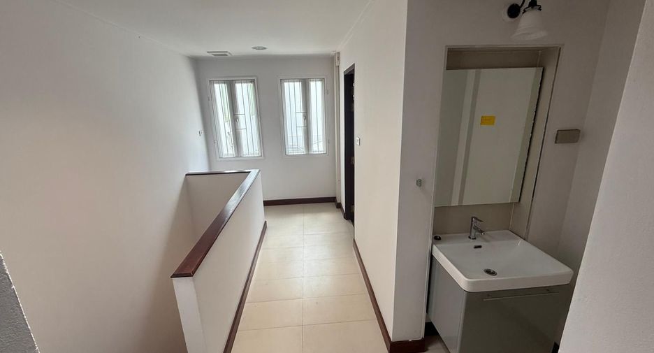 For rent 2 bedrooms retail Space in Samphanthawong, Bangkok
