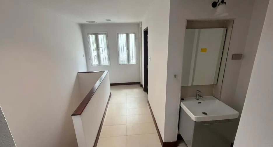 For rent 2 bedrooms retail Space in Samphanthawong, Bangkok