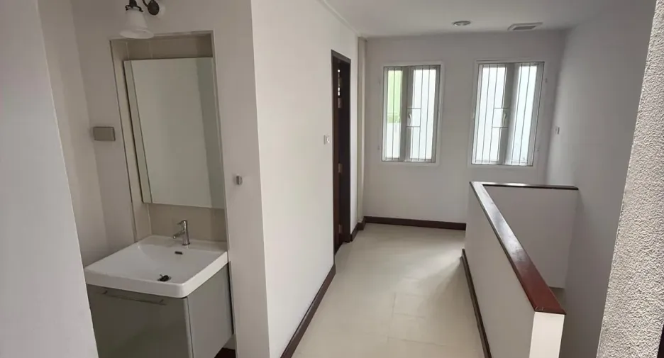 For rent 2 bedrooms retail Space in Samphanthawong, Bangkok