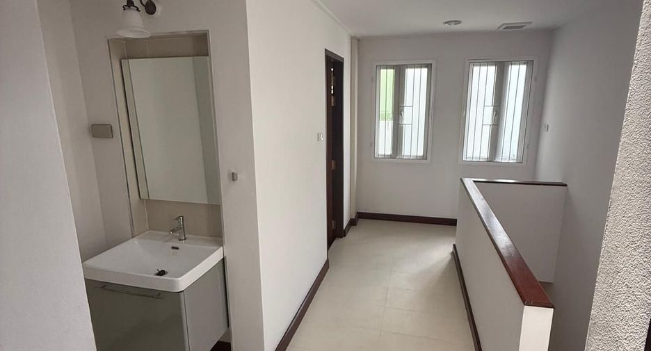 For rent 2 bedrooms retail Space in Samphanthawong, Bangkok