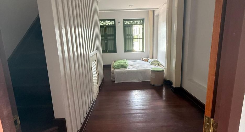 For rent 2 bedrooms retail Space in Samphanthawong, Bangkok