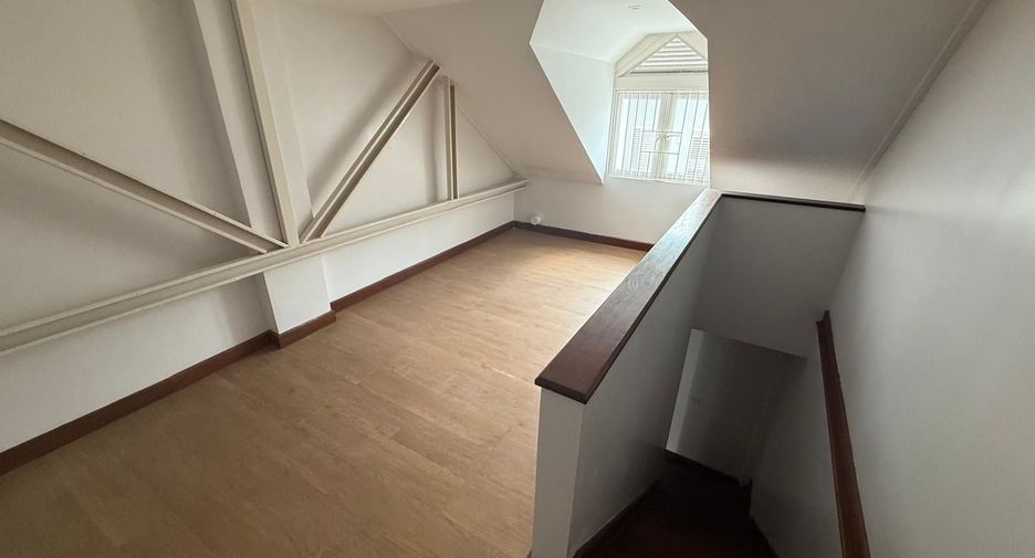 For rent 2 bedrooms retail Space in Samphanthawong, Bangkok
