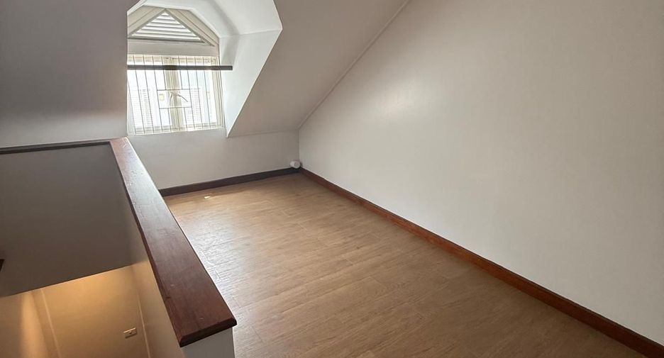 For rent 2 bedrooms retail Space in Samphanthawong, Bangkok