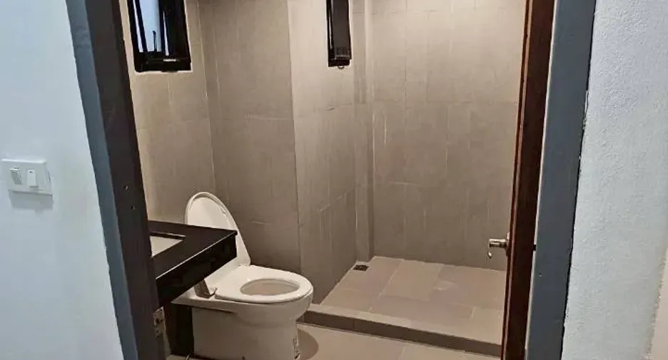 Casa en alquiler de 3 habitaciones en Bang Sue, Bangkok