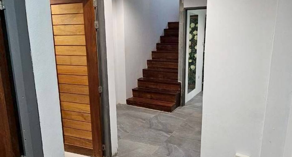 Casa en alquiler de 3 habitaciones en Bang Sue, Bangkok