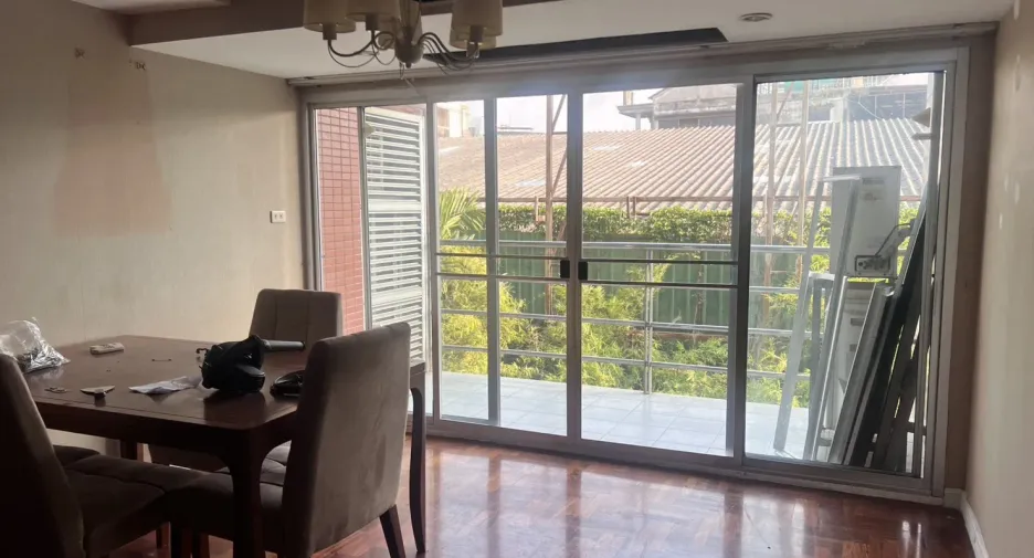 For rent 2 bedrooms apartment in Yan Nawa, Bangkok